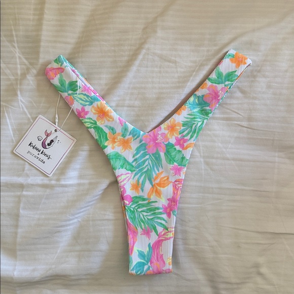 Kulani Kinis Other - Kulani Kinis Y Cheeky Bikini Bottoms Size Medium NWT Coconut Dreams